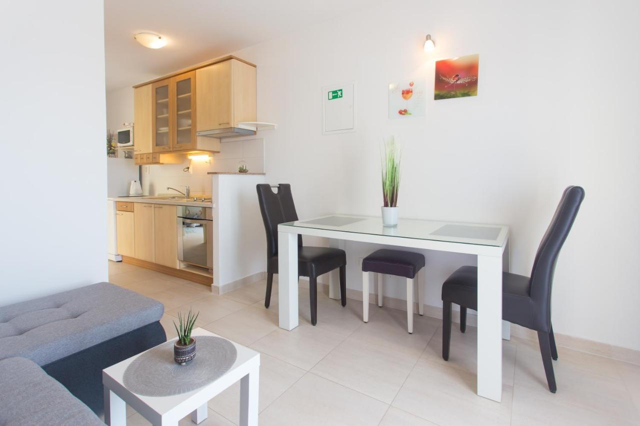 Apartments Bandic - 30 Meters To The Beach Trogir Extérieur photo